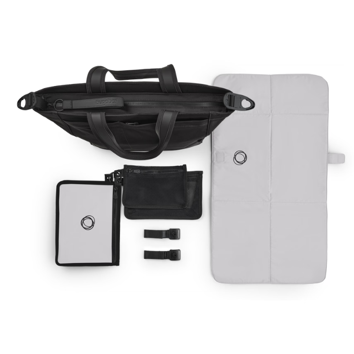 Bugaboo Wickeltasche, schwarz, geöffnet, verschiedene Accessoires.