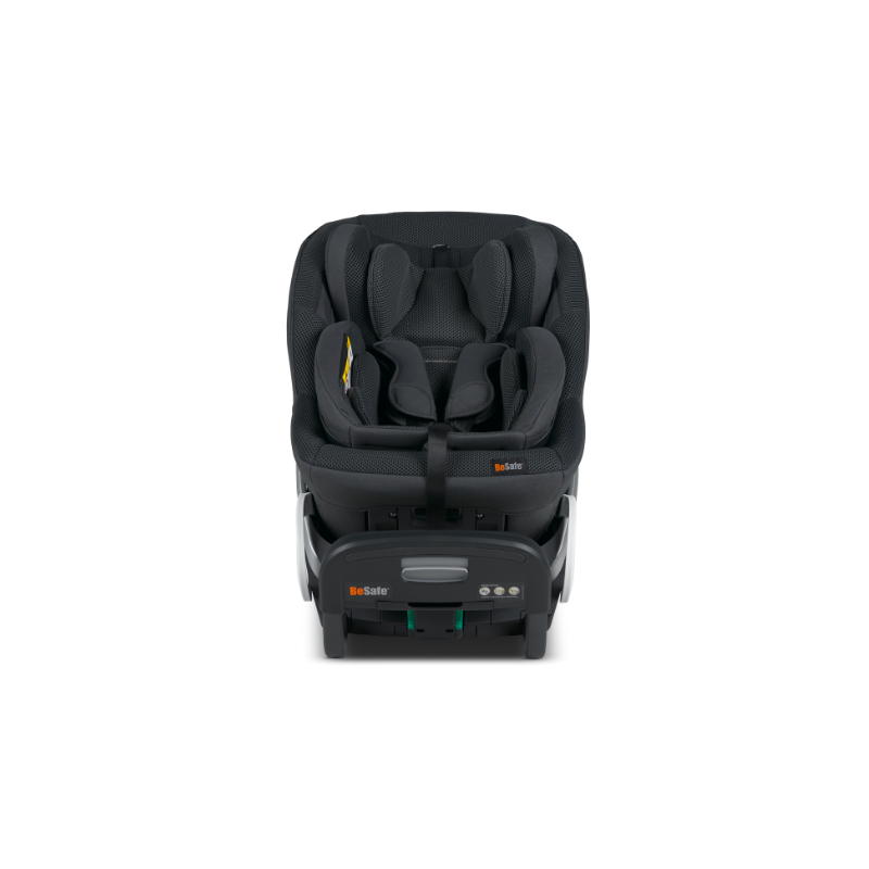 Schwarzer Kindersitz Stretch B von Besafe mit hoher Rückenlehne, gepolstertem Sitzbereich und stabiler Basis in schräger Seitenansicht inklusivem Babyeinsatz