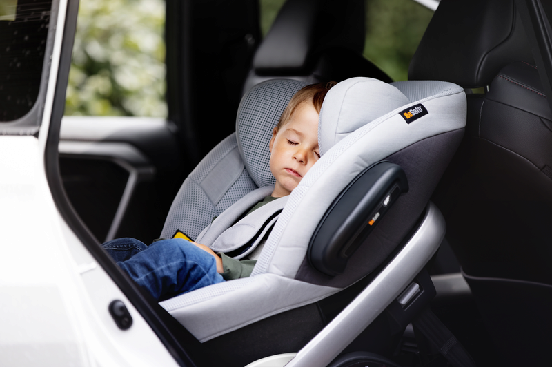 Baby in einem Kindersitz im Auto