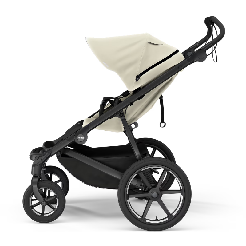 Thule Urban Glide 3 Kinderwagen in Cremefarben – seitliche Ansicht des eleganten Sportkinderwagens mit großem Sonnendach, verstellbarem Schiebebügel und robusten luftgefüllten Reifen für maximalen Fahrkomfort