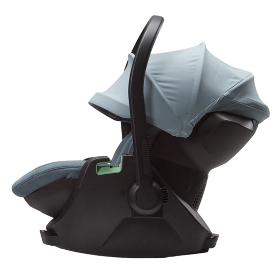 Thule Babyschale seitlich – hellblaue Babyschale mit schwarzer Basis, integriertem Sonnenschutz und ergonomischem Tragegriff für sicheren Transport
