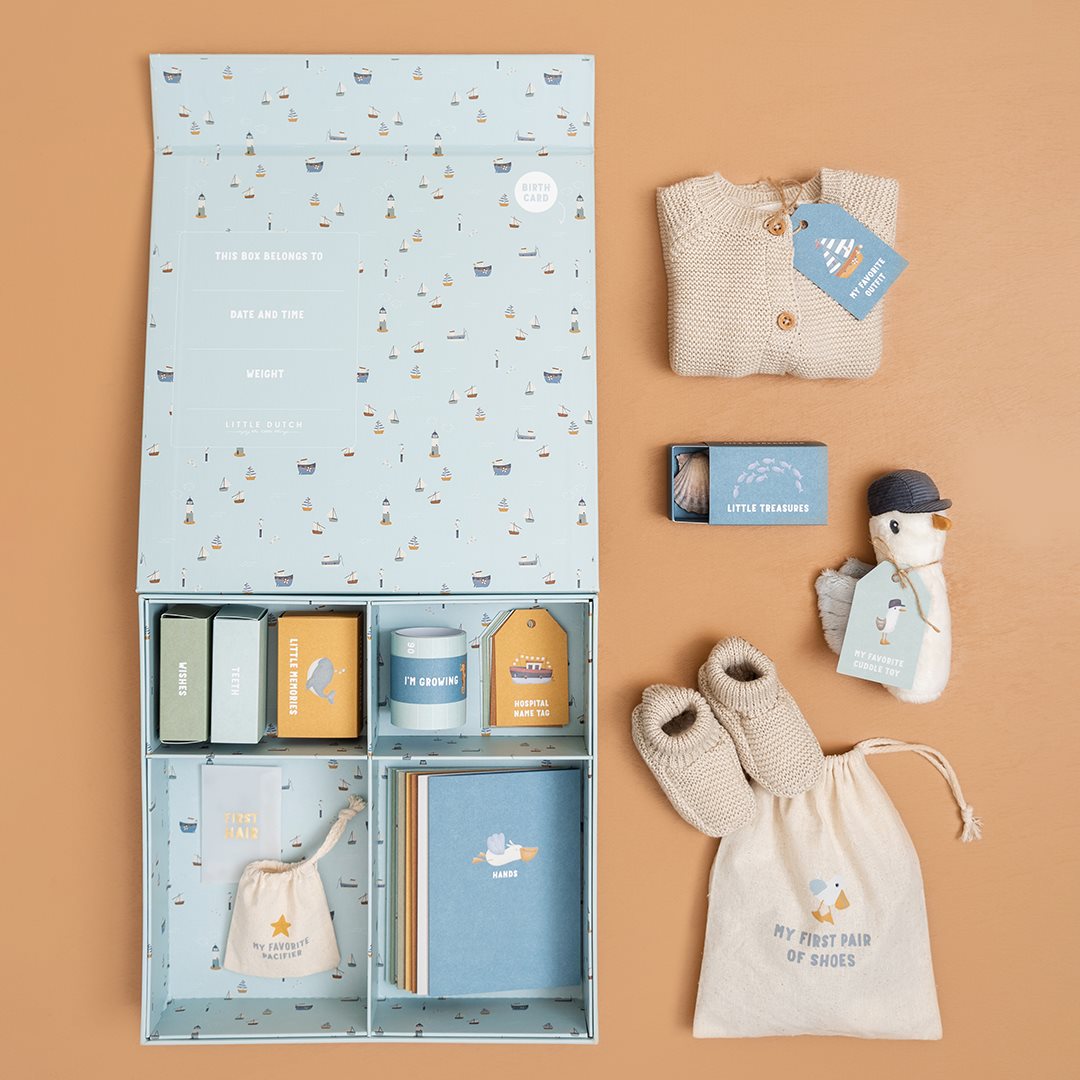 Bewahren Sie die Erinnerungen an die Kindheit Ihres Babys in dieser luxuriösen Little Dutch-Erinnerungsbox auf.