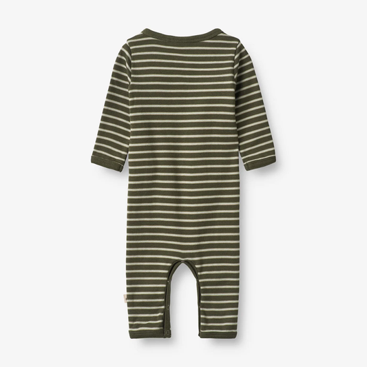 Produktbild: Strampler Finn - dark green stripe von wheat im Onlineshop von dasMikruli - Dein Shop für Baby Erstausstattung