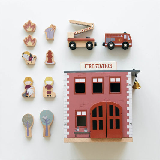 Produktbild: little dutch - Holzeisenbahn Erweiterung Feuerwehrhaus von little dutch im Onlineshop von dasMikruli - Dein Shop für Baby Erstausstattung