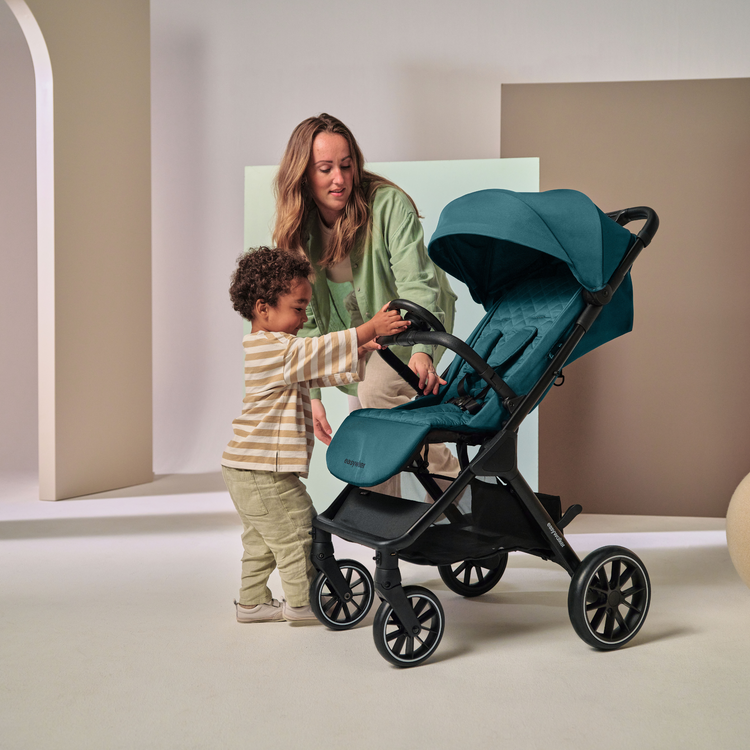 Mama Kind und Buggy mit großen Rädern