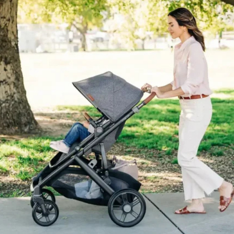Frau mit Kinderwagen