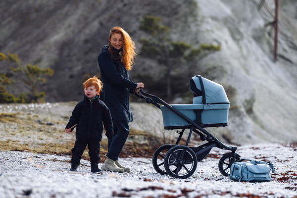 Familie mit retro Kinderwagen