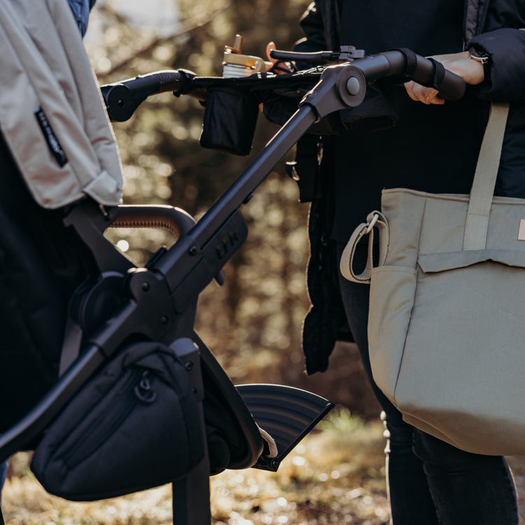 Wickeltasche und Becherhalter