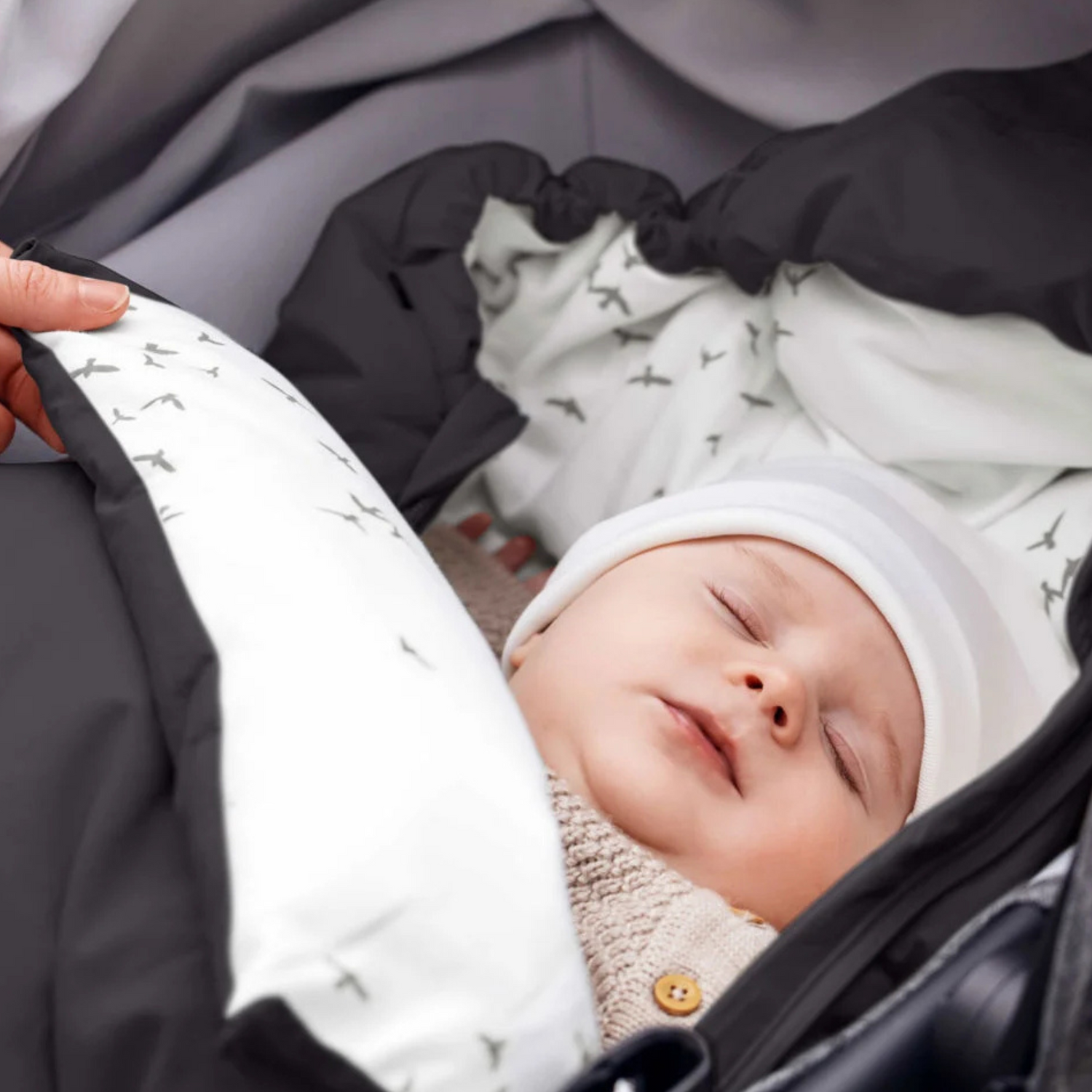 Baby im Kinderwagenfußsack