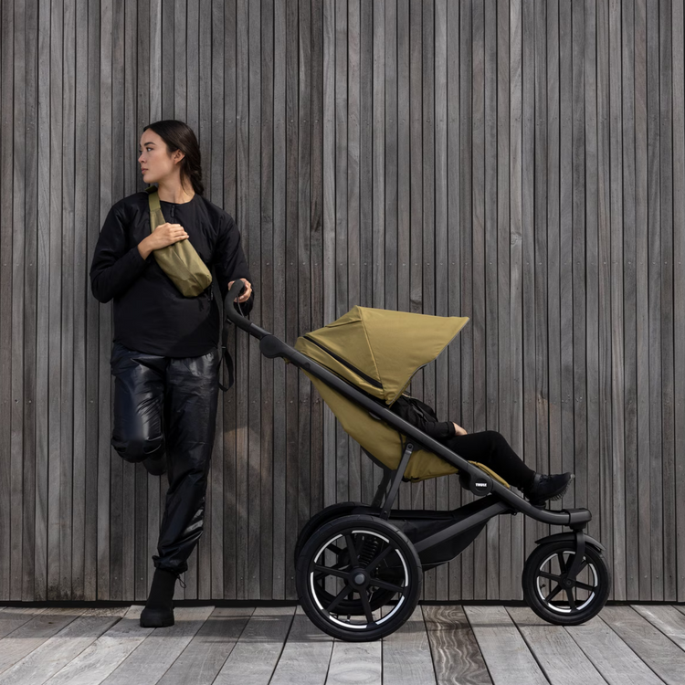 Frau mit Thule Kinderwagen