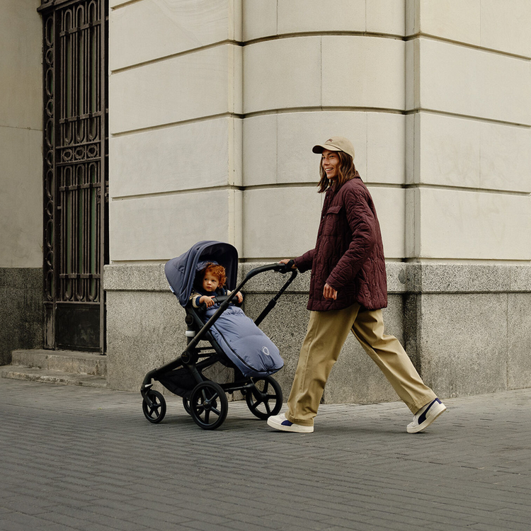 Kinderwagen mit Mann.
