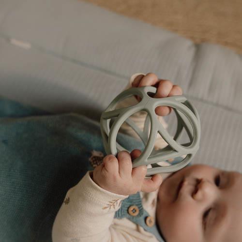 Produktbild: little dutch - Sensory Ball Grün von little dutch im Onlineshop von dasMikruli - Dein Shop für Baby Erstausstattung