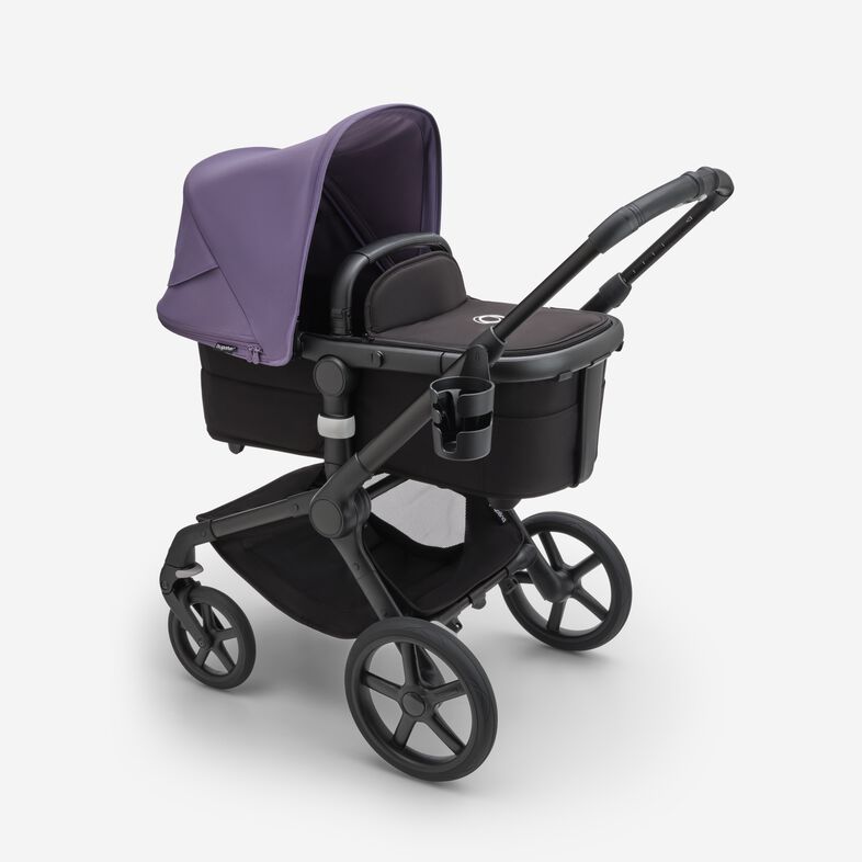 Bugaboo Kinderwagen, schwarz-lila, mit montiertem Bugaboo Getränkehalter.