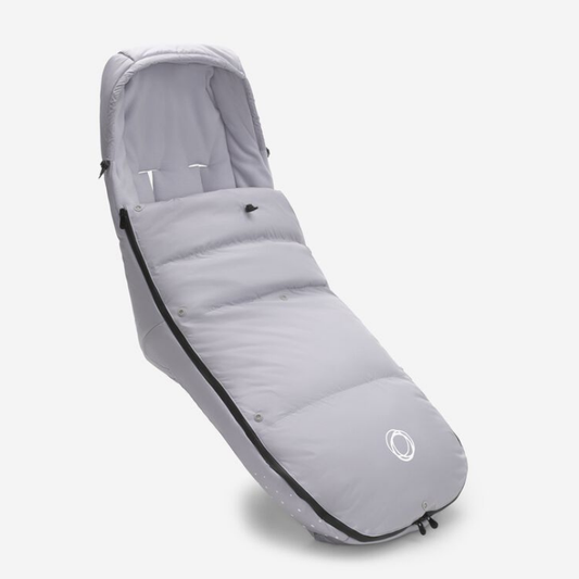 Bugaboo Performance Fußsack, hellgrau, geöffnet, mit Kapuze.