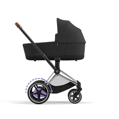 Cybex e-Priam Seitenansicht mit adaptiver Schiebehilfe und elegantem Rahmendesign.
Rahmen in Chrome with Black Details und der Carry Cot in Sepia Black