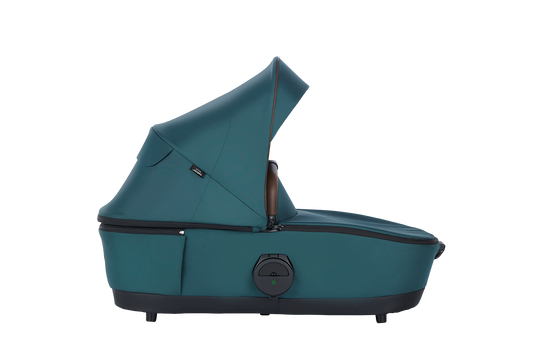 Die Babywanne Harvey5 Premium von der Firma Easywalker mit Verdeck und Spielbuegel in der Farbe Jade Green.