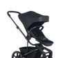 Der Kinderwagen Harvey5 der Marke Easywalker in der Farbe Midnight Black.