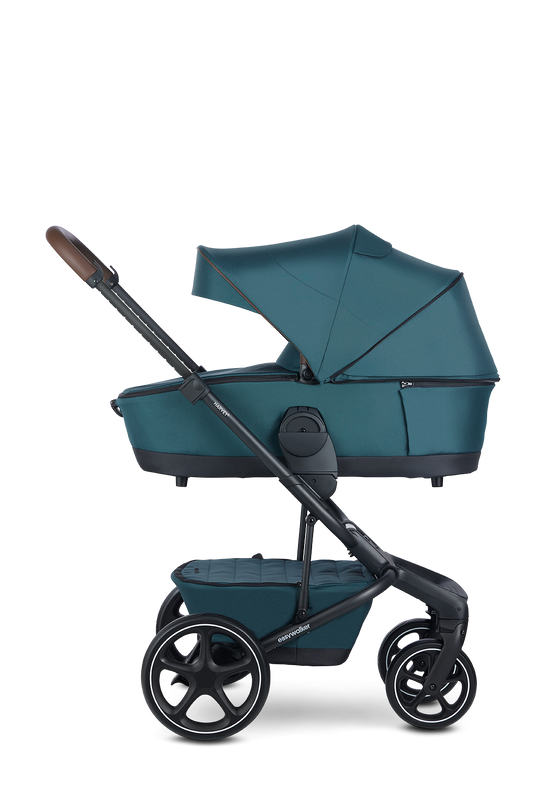 Der Kinderwagen Harvey5 Premium von der Firma Easywalker mit der passenden Babywanne in der Farbe Jade Green.