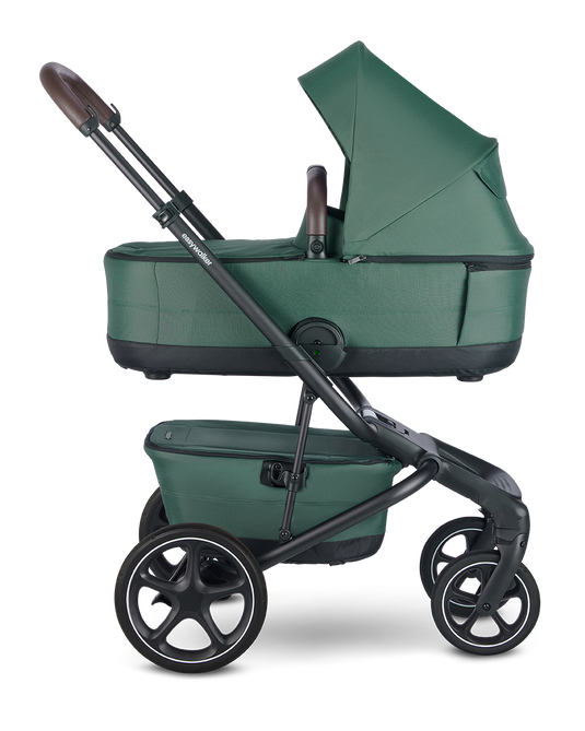 Der Kinderwagen Jimmey mit der passenden Babywanne in der Farbe Pine Green von der Firma Easywalker. 