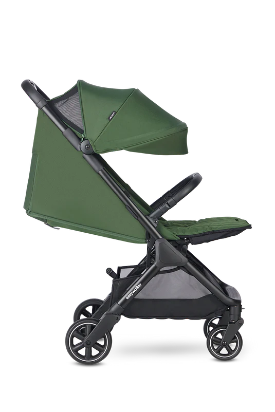 Der Buggy Jackey2 von der Firma Easywalker in der Farbe Deep Green. Die Rückenlehne in der Liegefunktion.