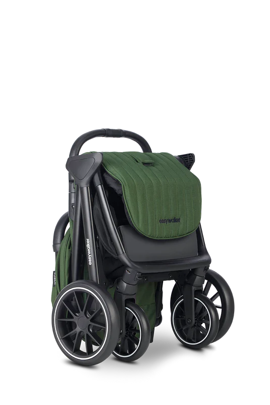 Der Buggy Jackey2 in der XL Ausführung von der Firma Easywalker in der Farbe Deep Green kompakt zusasmmengefaltet.