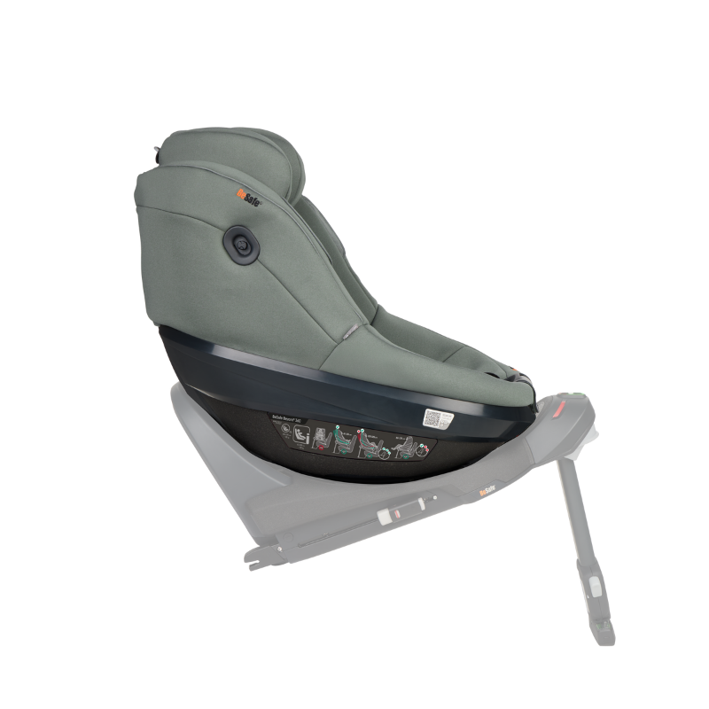 Grüner Kindersitz Beyond 360 von Besafe mit gepolsterter Liegefläche, verstellbarer Kopfstütze und seitlichem Schutz in seitlicher Ansicht auf Isofixstation mit erhöhter Kopfstütze