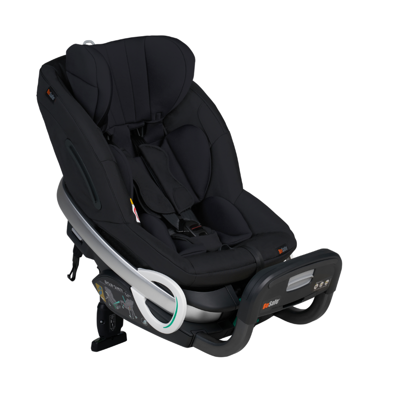 Schwarzer Kindersitz Stretch von Besafe mit hoher Rückenlehne für Kinder bis 125cm , gepolsterter Sitz- und Kopfstütze sowie seitlichem Schutz in schräger Seitenansicht
