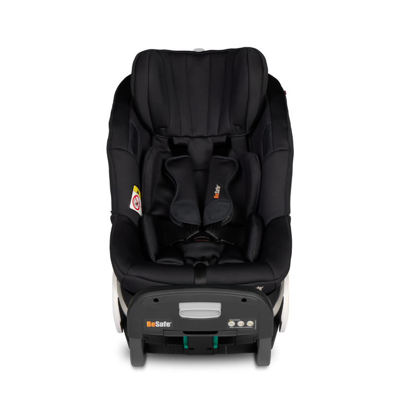 Schwarzer Kindersitz Stretch von Besafe mit hoher Rückenlehne für Kinder bis 125cm , gepolsterter Sitz- und Kopfstütze sowie seitlichem Schutz in Frontalansicht