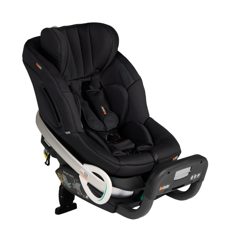 Schwarzer Kindersitz Stretch von Besafe mit hoher Rückenlehne für Kinder bis 125cm , gepolsterter Sitz- und Kopfstütze sowie seitlichem Schutz in schräger Ansicht