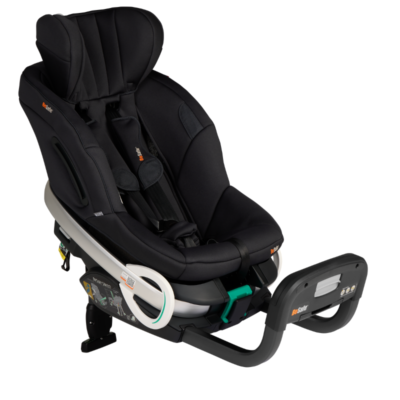 Schwarzer Kindersitz Stretch von Besafe mit hoher Rückenlehne für Kinder bis 125cm , gepolsterter Sitz- und Kopfstütze sowie seitlichem Schutz in schräger Ansicht