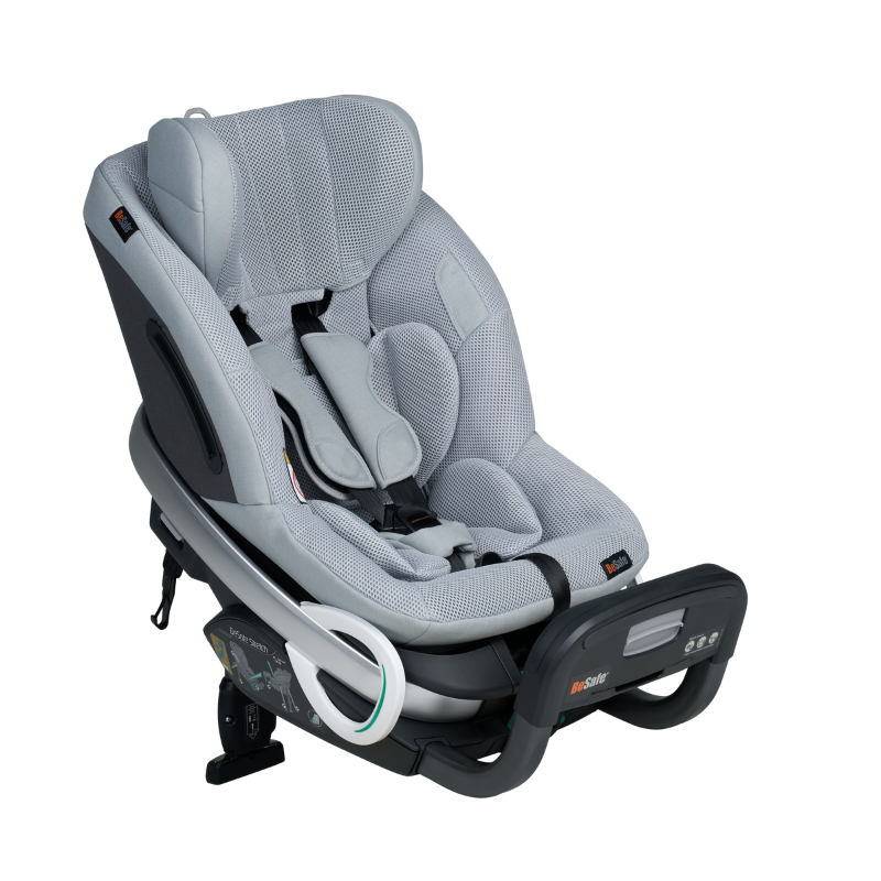 Hellgrauer Kindersitz Stretch von Besafe mit hoher Rückenlehne für Kinder bis 125cm , gepolsterter Sitz- und Kopfstütze sowie seitlichem Schutz in schräger Seitenansicht