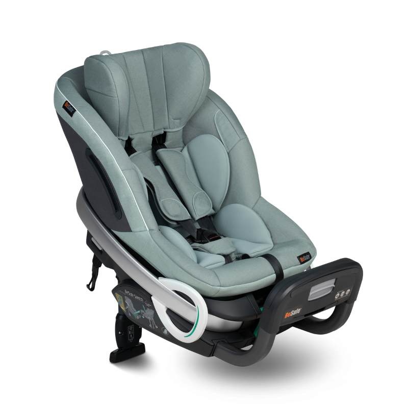 Hellgrüner Kindersitz Stretch von Besafe mit hoher Rückenlehne für Kinder bis 125cm , gepolsterter Sitz- und Kopfstütze sowie seitlichem Schutz in schräger Seitenansicht