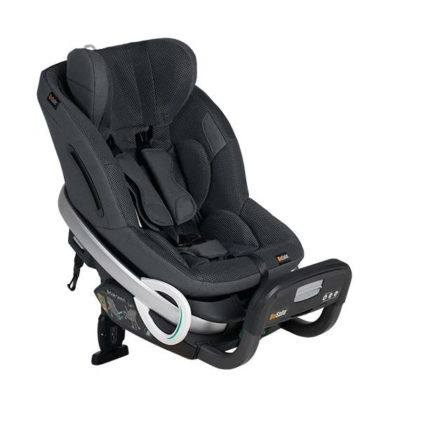 Grauer Kindersitz Stretch von Besafe mit hoher Rückenlehne für Kinder bis 125cm , gepolsterter Sitz- und Kopfstütze sowie seitlichem Schutz in schräger Seitenansicht