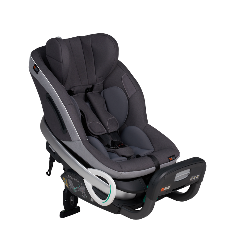 Dunkelgrauer Kindersitz Stretch von Besafe mit hoher Rückenlehne für Kinder bis 125cm , gepolsterter Sitz- und Kopfstütze sowie seitlichem Schutz in schräger Seitenansicht
