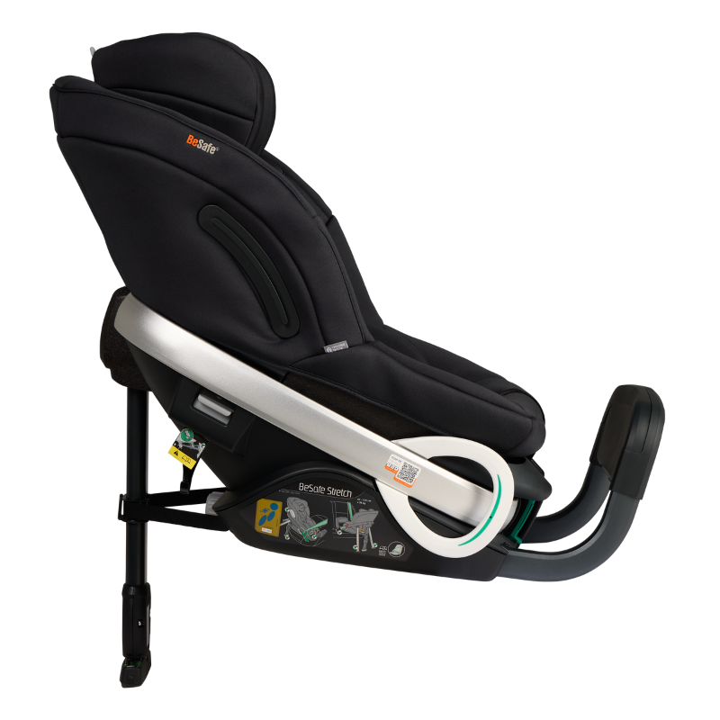 Schwarzer Kindersitz Stretch von Besafe mit hoher Rückenlehne für Kinder bis 125cm , gepolsterter Sitz- und Kopfstütze sowie seitlichem Schutz in schräger Ansicht 