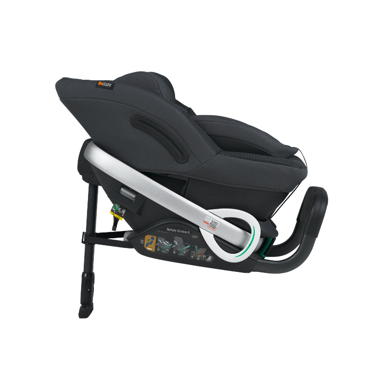 Schwarzer Kindersitz Stretch B von Besafe mit hoher Rückenlehne, gepolstertem Sitzbereich und stabiler Basis  Seitenansicht inklusivem Babyeinsatz