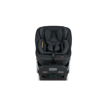 Schwarzer Kindersitz Stretch B von Besafe mit hoher Rückenlehne, gepolstertem Sitzbereich und stabiler Basis in schräger Seitenansicht inklusivem Babyeinsatz