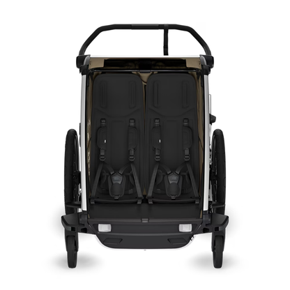 Thule Chariot Kinderfahrradanhänger für zwei Kinder – Innenansicht mit gepolsterten Sitzen, 5-Punkt-Gurten und ergonomischem Design