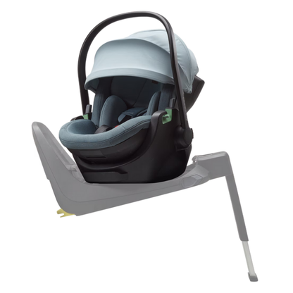 Thule Babyschale auf ISOFIX-Basis – hellblaue Babyschale sicher montiert auf grauer Thule ISOFIX-Basis mit Stützfuß und verstellbarem Tragegriff