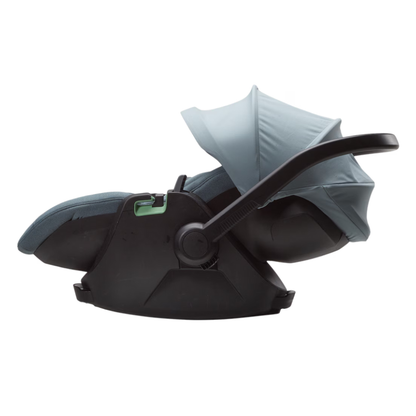 Thule Babyschale seitliche Ansicht – hellblaue Babyschale mit schwarzer Basis, verstellbarem Tragegriff und ausziehbarem Sonnenschutz für sicheren Babytransport