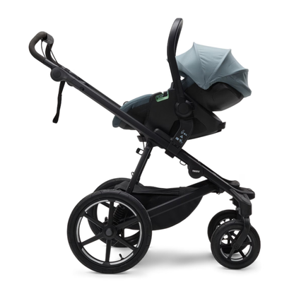 Thule Kinderwagen mit Babyschale – hellblaue Thule Babyschale montiert auf schwarzem Kinderwagen-Gestell mit großen Rädern und verstellbarem Griff