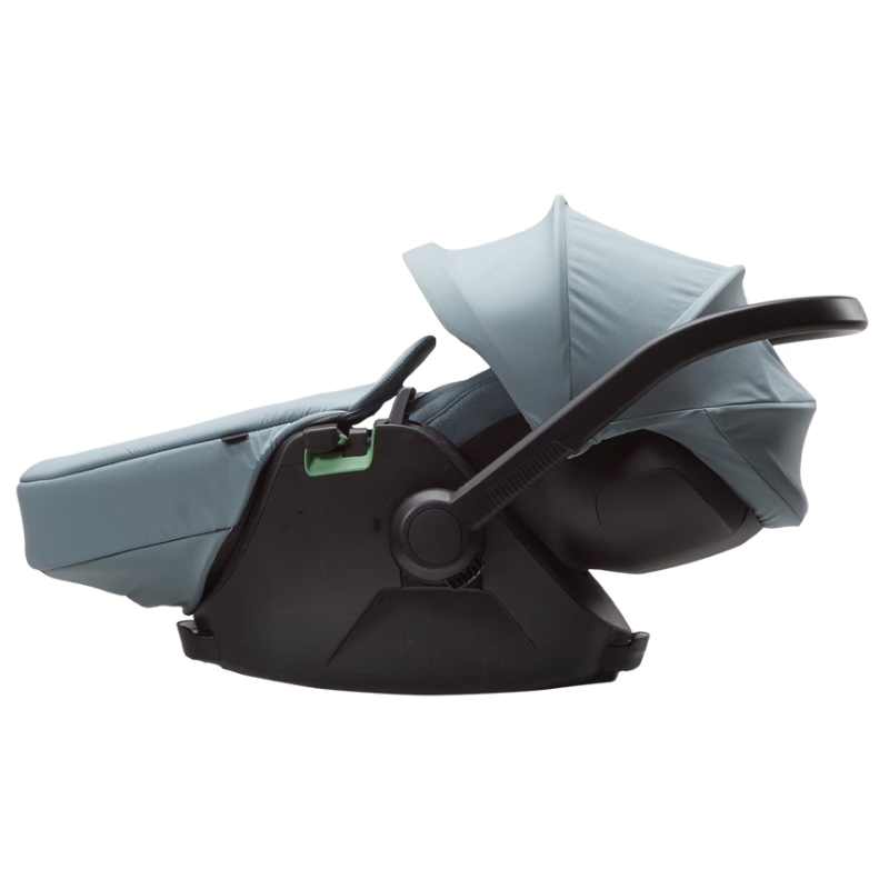 Thule Babyschale seitliche Ansicht – hellblaue Babyschale mit schwarzer Basis, verstellbarem Tragegriff und ausziehbarem Sonnenschutz für sicheren Babytransport
