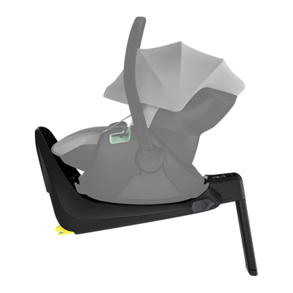 Thule ISOFIX-Basisstation mit montierter Babyschale – sichere Befestigung mit Stützfuß und grüner Indikatoranzeige für korrekte Installation