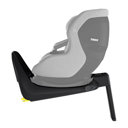 Thule Reboarder-Kindersitz auf ISOFIX-Basis – seitliche Ansicht des drehbaren Kindersitzes mit Stützfuß für sichere Montage im Auto