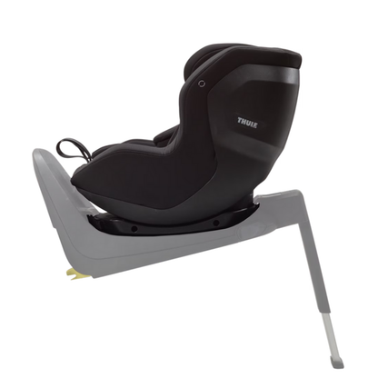 Thule Kindersitz auf ISOFIX-Basisstation – sicherer und ergonomischer Autositz für Kleinkinder in schwarzem Design