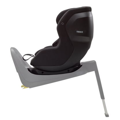Thule Kindersitz auf grauer ISOFIX-Basis – sicherer Reboarder-Autositz in Schwarz mit ergonomischer Rückenlehne