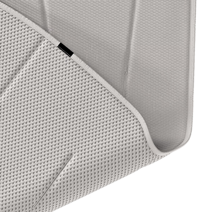 Detailaufnahme der soft grauen Thule Sitzeinlage aus atmungsaktivem 3D-Mesh-Gewebe