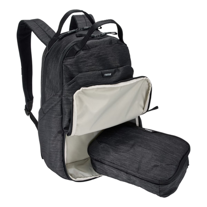 Schwarzer Thule Wickelrucksack mit geöffnetem Frontfach und herausnehmbarer Innentasche