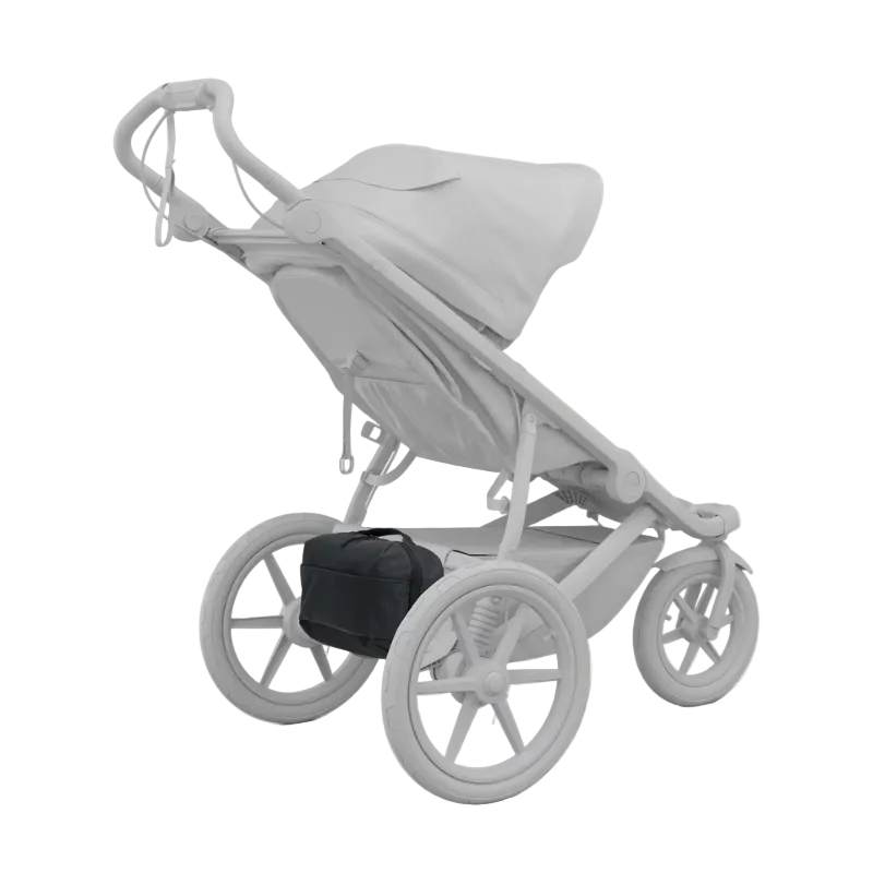 Thule Aion Wickeltasche in Schwarz am Kinderwagen unten befestigt