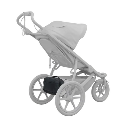 Thule Aion Wickeltasche in Schwarz am Kinderwagen unten befestigt